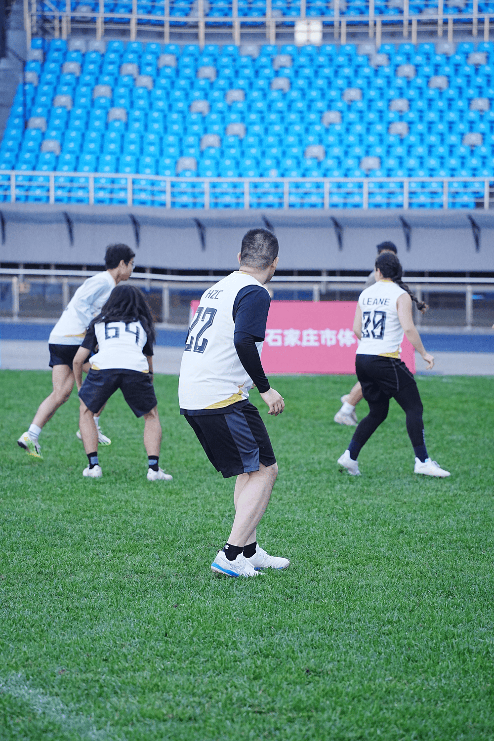 aoa体育体育入口-比赛场上球员们奋力拼搏，激发斗志