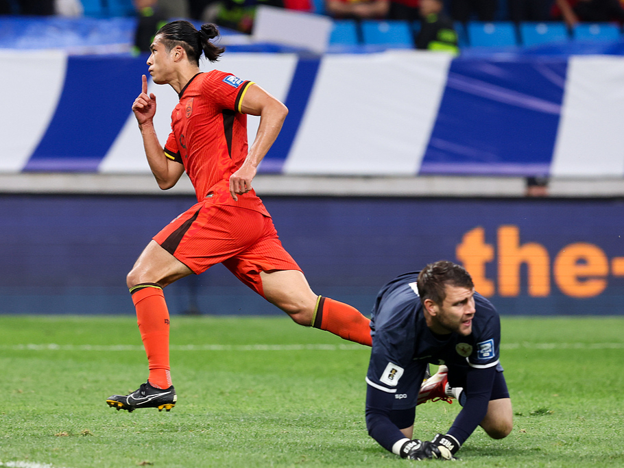 女足球员团结拼搏,冲向胜利 女足球员团结拼搏,冲向胜利