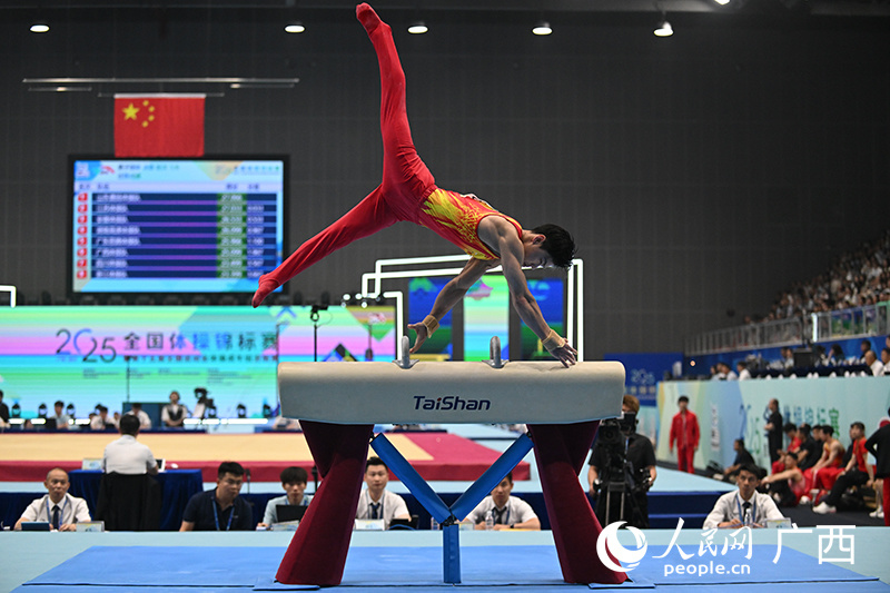 aoa体育体育亚洲官网-体操项目现场观众掌声连连，选手表现出色的简单介绍