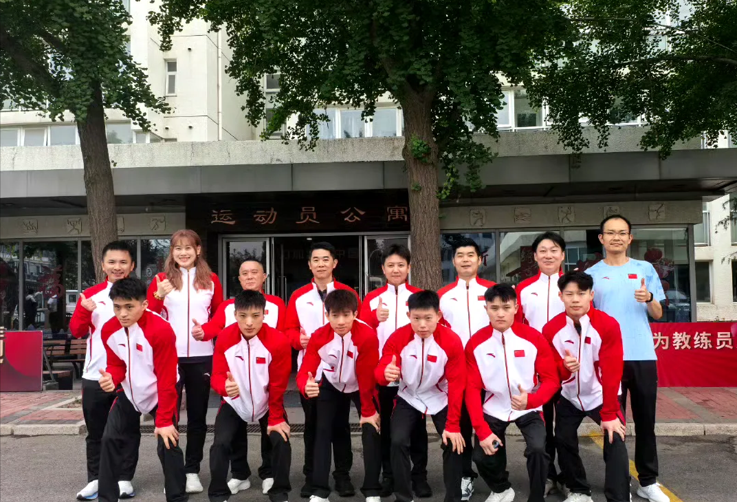 体操项目现场观众掌声连连，选手表现出色的简单介绍